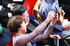 12��10�գ�Ī�Եķ��˶����m���ϣ���Ů����ЦЦ���C���F(xi��n)�����ա� ���A��l(f��)