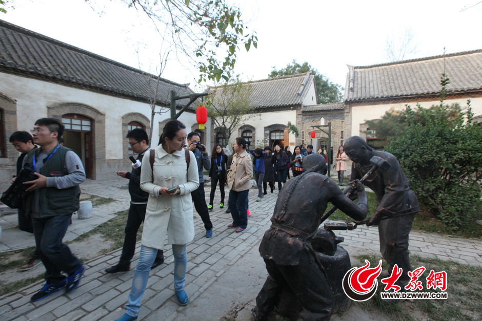 27�գ����۽���һȦһ����������ʮ���Ї��W�jý�wɽ�|�С����L�F���M����600����vʷ�����Q�顰�R����һ�Ŵ塱������������������ԣ���^�ȣ���������r�ڵ�ɽ�С�W������ã��F�ѳɞ��J�P�|�Ļ���չʾ�^��