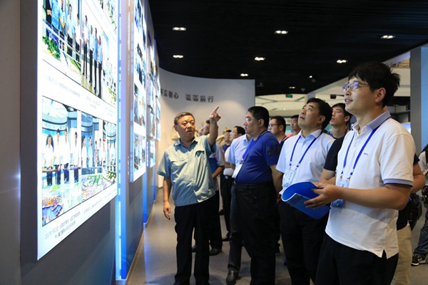 ���ոۼ��F(tu��n)���޹�˾�hί����ӛ��������ϯ��ï�ڞ���L�F(tu��n)��ӛ�߽�B���ոۣ��u�� �z��