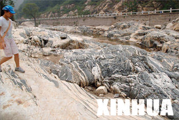 Mount Tai was selected as International Geopark, at the second UNESCO (the United Nations Educational, Scientific and Cultural Organization) International Conference on Geoparks held in Belfast, capital of Northern Ireland on Monday. Mount Tai Geopark embraces the oldest stratum in north China, covering an area of about 158.6 square kilometers. Before being listed as International Geopark, Mount Tai was listed by UNESCO in 1987 as a world natural and cultural heritage for its magnificent scenery and splendid culture.