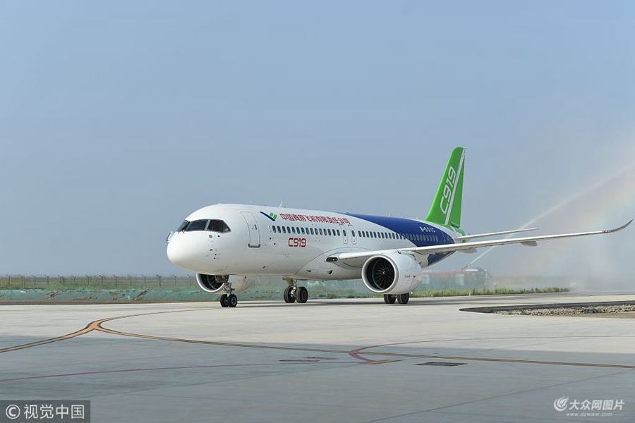 2018��7��12�����磬�ڶ���?ch��)?gu��)�a(ch��n)C919���Ϳ͙C(j��)��̖(h��o)�C(j��)B-001C���Ϻ��֖|�D(zhu��n)��(ch��ng)��λ��ɽ�|�|�I(y��ng)���҇�(gu��)�ׂ�(g��)�񺽿͙C(j��)ԇ�w���ģ�����һ��ȫ��չ�_(k��i)ȡ�Cԇ�w�����춨���A(ch��)��