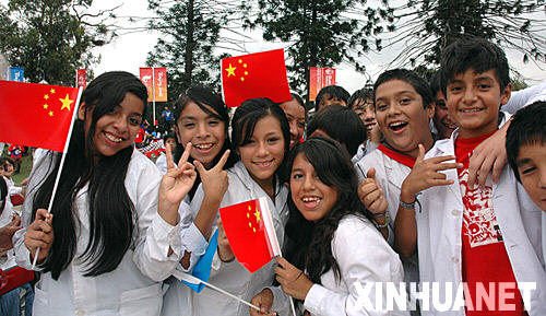 �Y�ψDƬ��4��11�գ������W�\������ڰ���͢�׶������Z˹����˹���f���@�ǰ���͢��ͯ��ʥ�����f·����;�ȴ��W�\ʥ��ĵ����� ���A��ӛ���T���P�z