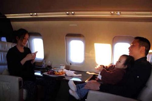 ���գ��оW���ع���һ���wޱ�c�Ϲ�����Ů��С���³��ε���Ƭ����Ƭ���wޱһ��������һ���w�C�����������wޱ�ҵ�˽���w�C���S��������Ů��С���£�������ܰ��