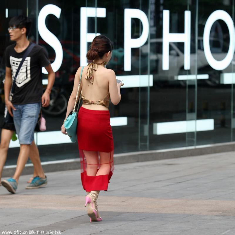 2014��8��2�գ��ؑc����Ů��������b������ɽ�ǽ��^�������������Pע��ĳ��Ů�ϰ����������Ƕ������°���t��͸ҕ�Lȹ���_���T�Ь���ܵ����ϱ��ࡰעĿ�Y����