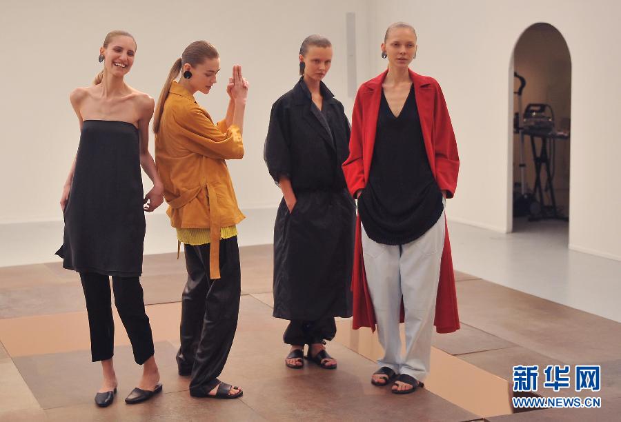 9��24����ģ���ڰ���r�b��չʾNEHERAƷ������ϵ�з��b��Ʒ�����գ�����9���2015���İ���r�b���M��ڶ�����