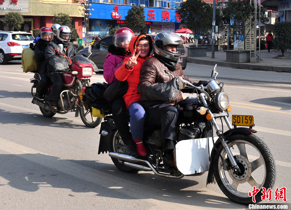 1��19�գ����l�r���TĦ��܇����ڽ���ʡ���d��·�Ρ�2014�괺�\�ԁ�������ʡ���d�й�·��ÿ����1000���v���Σ��r�񹤵�Ħ��܇;���@�ﷵ�l�����˽������d���r�񹤏Ľ�����TĦ��܇�����M�|���ıؽ�֮·�����ػ� �z