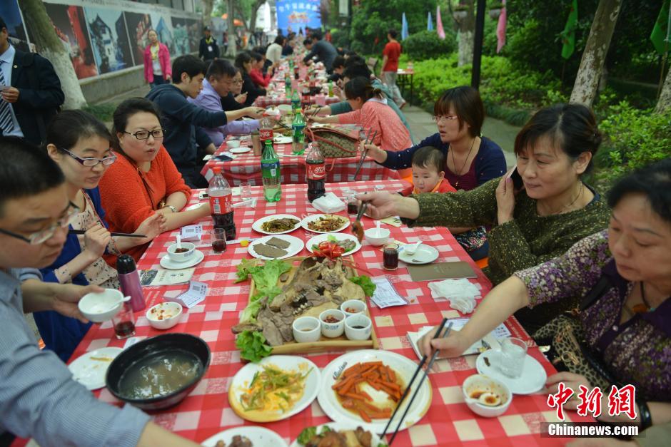 4��26�գ�ʳ�͂��ں��ݡ�ȫţ����ˮϯ���ϾͲ͡�