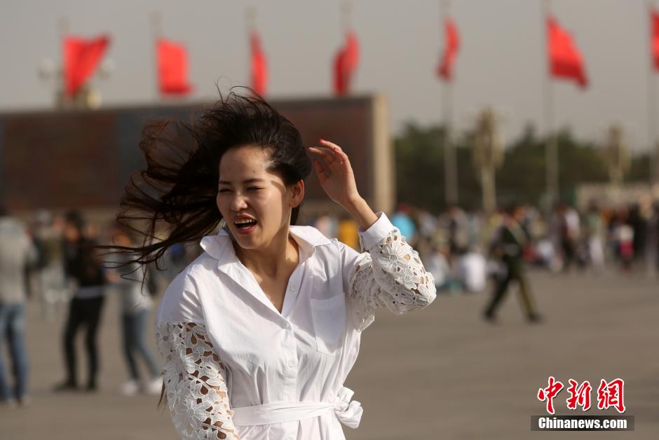 5��3�����찲�T�V��(ch��ng)����һ��Ů�ο͵��L(zh��ng)�l(f��)���L(f��ng)���y��