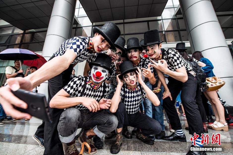 5��5�գ��V�ݴ�W(xu��)�ǃ�(n��i)ӭ��(l��i)��һ��(ch��ng)�؄e�Į��I(y��)���գ����I(y��)������С����ڌW(xu��)У��(n��i)��Ӱ���������ķ�ʽ��eУ�@��������l(f��) �����(y��ng) �z