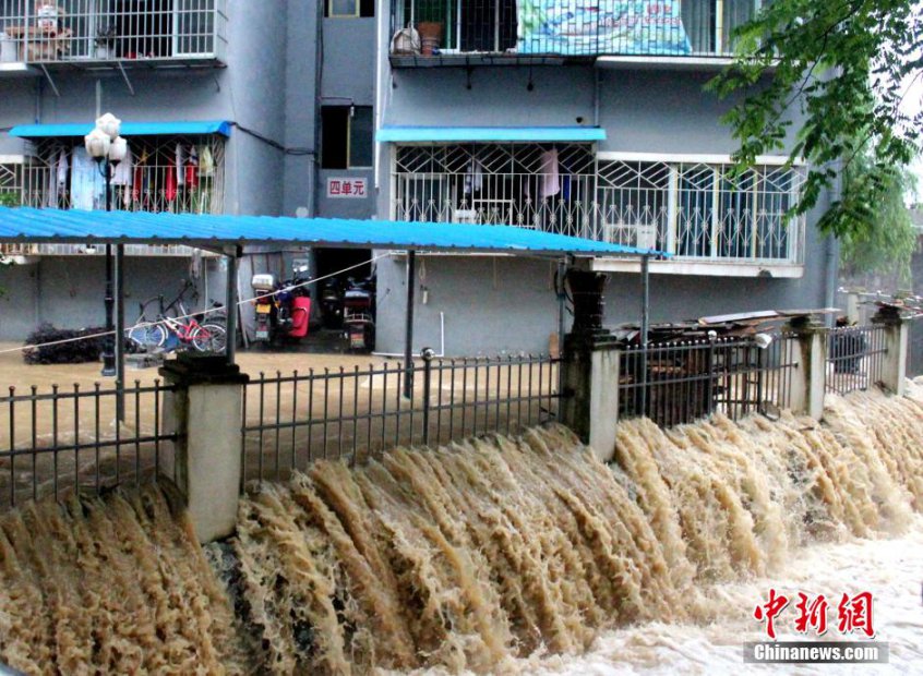 5��25�գ��F��ʡ�~���н��ڿh�򏊽��꣬�µ�·��ˮ�Д࣬��䁡��񷿱����ܓp��