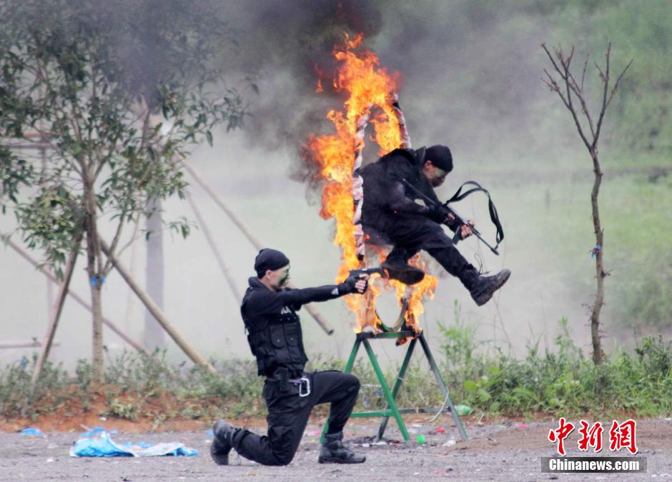 7��2�����磬��(l��i)���_(t��i)���и��ع����ؾ����侯��߅���������Ȇ�λ�Ľ�600�������־�Ӣ��(l��i)���_(t��i)�����S�r�^(q��)���Ӗ(x��n)�����أ��e���_(t��i)���й����C(j��)�P(gu��n)������3̖(h��o)�� ���ַ�����̎ͻ�S��(w��n)�R��(b��o)�ݾ���