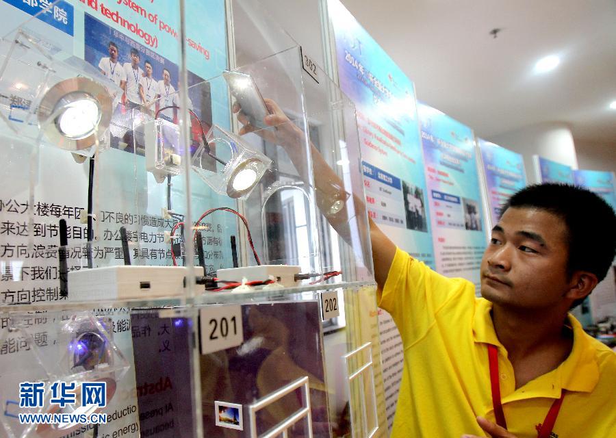 8��27�գ���ӿƼ���W�ČW����չʾ�k������ܟ������ܹ���ϵ�y��