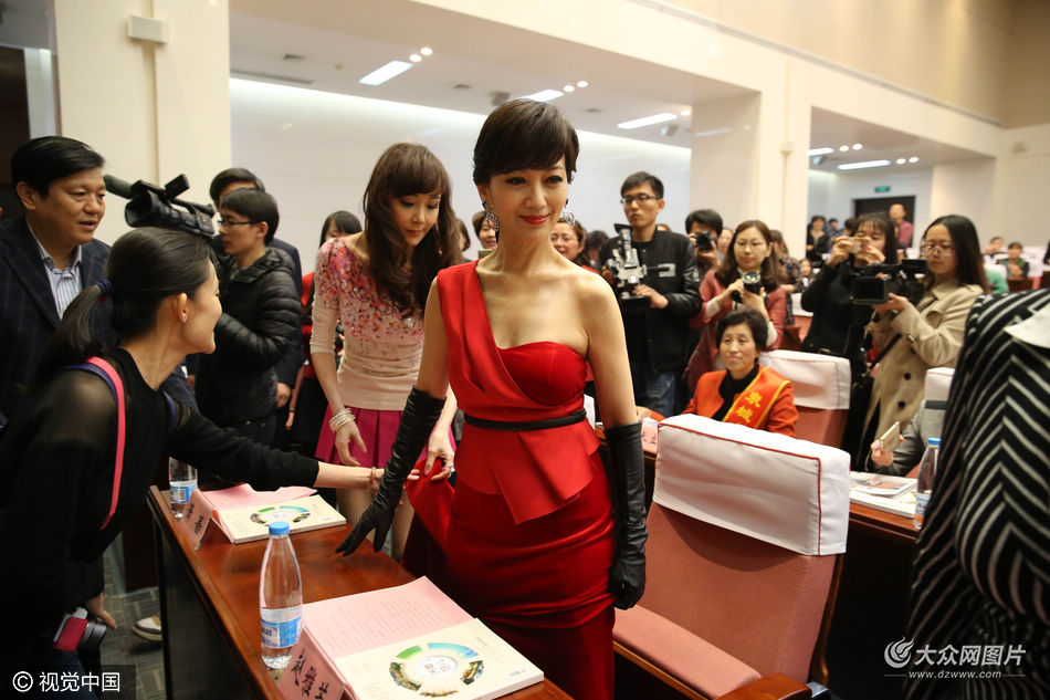 ���գ����^��Ѯ���w��֥�ڝ��υ���һ�������ӣ�������һ�u�tɫб���Lȹ�������࣬������l���|���ţ���۽z���Ӳ��ѡ����D�ā�Դ/ҕ�X�Ї���