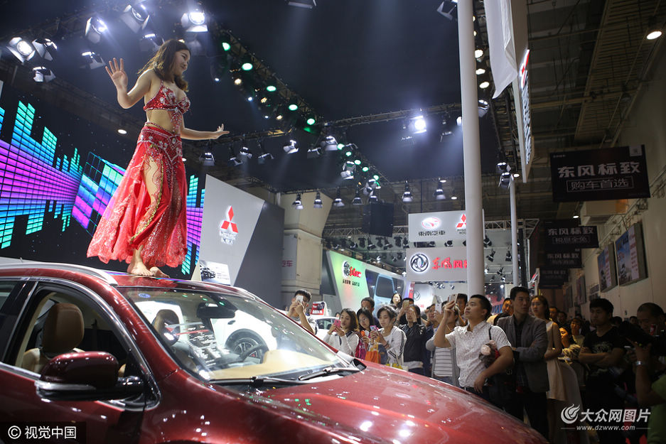 2016��5��11�գ�2016���u���H܇չ�����_Ļ��ĳ܇��Ո(q��ng)����Ů�٤�x�֬F(xi��n)��(ch��ng)��܇������٤�����^��չʾ�Լ��a(ch��n)Ʒ���|(zh��)����Ӳ��