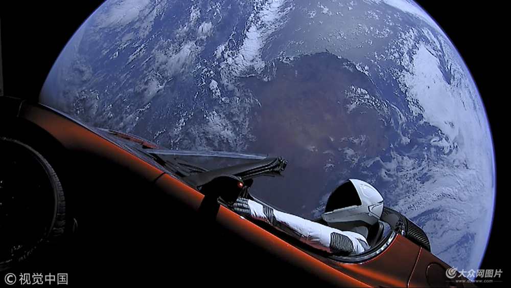 2018��2��8��Ӎ��SpaceX����ҕ�l�؈D�@ʾ���ǂb��(Starman)������˹����܇�����ؕr�g2��6������̫��̽�����g��˾��SpaceX�������\�d����������ͫC��ʷ�oǰ���ؔy��һ�v��˹����܇�ɹ��l�����ա�