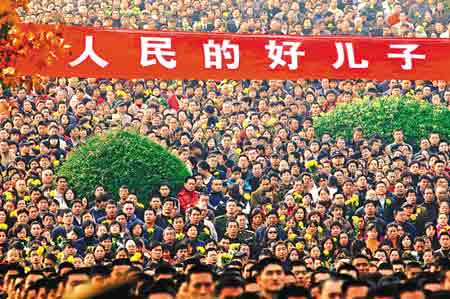 解放軍中尉跳水救人犧牲 數萬人握菊花相送(圖)